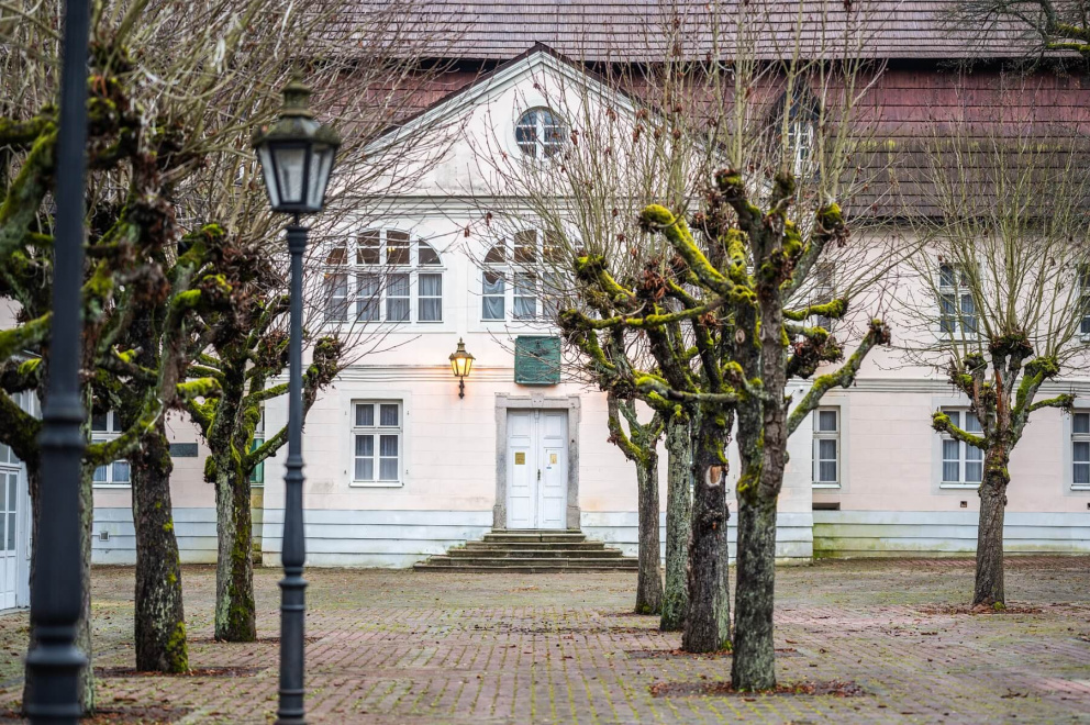 Klasicistní dvoupatrová budova z roku 1791 v Karlových Varech hledá nového majitele: Nadchne milovníky architektury, historie i piva
