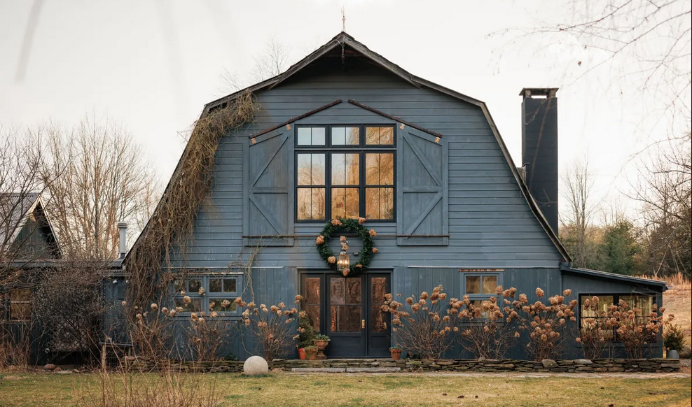 Stoletou stodolu přestavěl významný módní návrhář v oslnivý dům plný dřeva