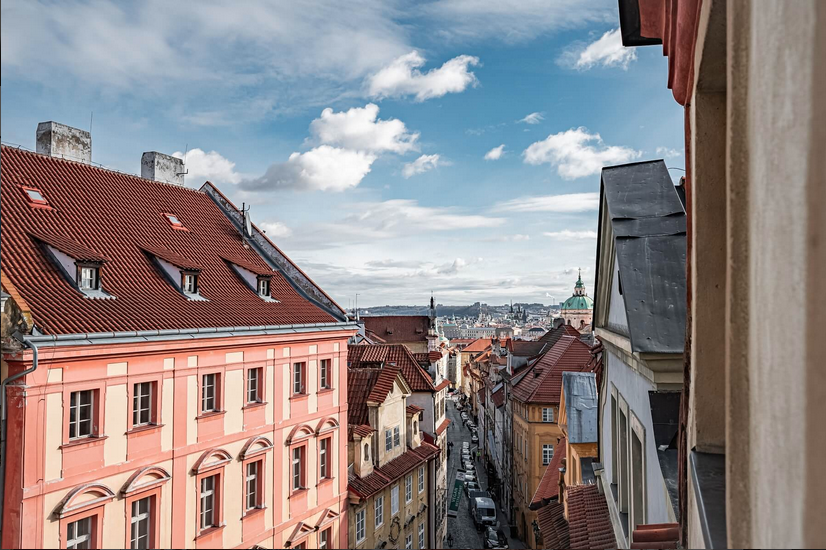 Dům pod Pražským hradem hledá nového majitele: Čekají na něj pohádkové výhledy i malované renesanční trámové stropy