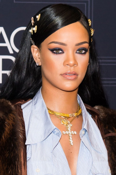 Na červený koberec Rihanna vždy zvolí nějaký alespoň trochu extravagantní look.