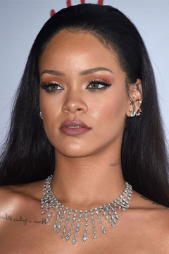 Na plese The Clara Lionel Foundation 2nd Diamond Ball Rihanna zazářila rozjasněnou pletí a hustými řasami.