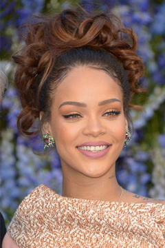 Na přehlídku Dior na pařížském fashion weeku zvolila Rihanna pro ni nezvykle uhlazený outfit. Nám se moc líbí její matná růžová rtěnka.