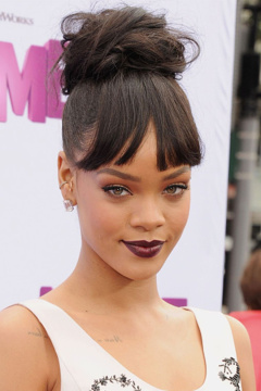 S výraznou ofinou a rtěnkou v borůvkové barvě na sebe Rihanna opět upoutala pozornost při premiéře animovaného filmu Konečně doma.