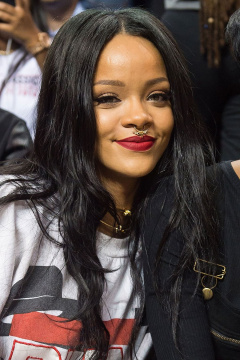 Na charitativním basketbalovém zápase v srpnu 2014 Rihanna zaujala novým kroužkem v nose.