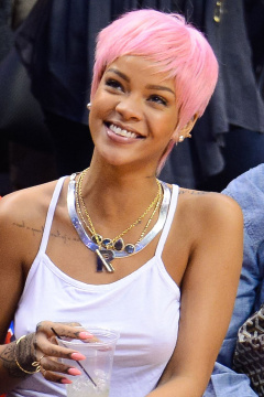 Tímto účesem Rihanna dokázala, že neexistuje žádný hairstyle, v němž by nevypadala skvěle. 
