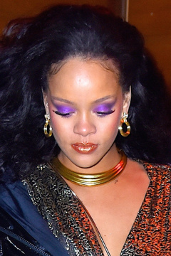 Na afterparty letošních Grammy dorazila Rihanna s fialovými stíny a divokým účesem.