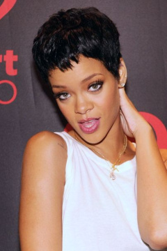 2012

V krátkých vlasech se nám Rihanna líbila snad nejvíce. Jak už to u ní ale bývá, nezůstala u tohoto účesu nijak dlouho.