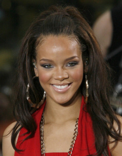 Při svém vystoupení v Today Show v New Yorku Rihanna ukazuje, že je stále ta mladá holka z Barbadosu. Červená jí ale náramně sluší.