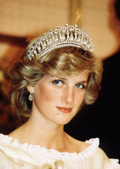 20. Její titul jí byl po rozvodu odebrán

Po rozvodu s princem Charlesem v roce 1996 jí byl ze jména odstraněn titul "její královská výsost". Netrvala na tom ale královna Alžběta II., jak by si mnozí mysleli. Bylo to přání Charlese. Podle podmínek jejich rozvodu se měla vzdát práva být královnou Anglie a být nazývána „její královskou výsostí".