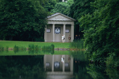 21. Je pohřbena v rodinné hrobce na soukromém ostrůvku

Po tragické smrti v roce 1997 byla Diana pohřbena na Althorp Estate v Northamptonu. Pozůstalost spadá do rodiny Spencerových více než 500 let. Malý ostrov s chrámem na jezeře Oval byl věnován její vzpomínce.