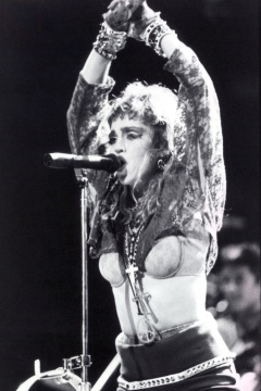 1984

Hned na jednom z prvních koncertů ukázala podprsenku, přes kterou jí vysel náhrdelník s křížem. Na tu dobu velice odvážný krok.