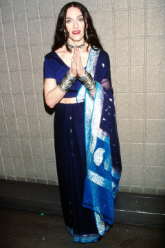 1998

V tomto roce se zpěvačka inspirovala asijskou módou.