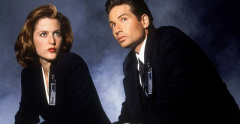 Akta X

Paranormální jevy, mimozemšťani, Mulder a Scullyová – v záplavě romantických a rodinných seriálů byla Akta X celkem raritou.

Zajímavost: Slavný hudební motiv z úvodních titulků vznikl naprostou náhodou. Skladatel Mark Snow při práci na svých klávesách zavadil loktem o tlačítko s funkcí ozvěny a výsledek se mu líbil natolik, že kolem něj postavil celé téma.