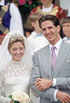 Řecký korunní princ Pavlos se 1. července 1995 oženil s Marie-Chantal Miller, která si na svatbu oblékla šaty z módního domu Valentino. Pár měl následně pět královských mrňousů. 