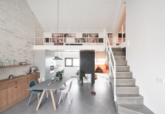 Architekti rozdělili byt na klidovou a společenskou zónu a z koutu, kde byt strop příliš nízký, udělali schovávačku pro syna majitelů. 