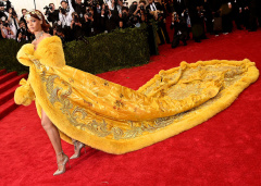 2015

Rihanna v šatech Guo Pei Couture