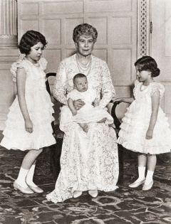 Marie z Tecku se svými vnoučaty - princeznou Alžbětou, princeznou Margaret Rose a princem Edwardem v roce 1936. 
 