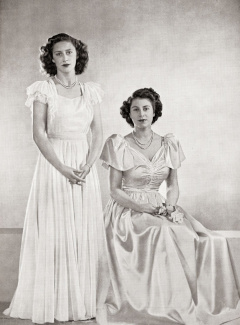 Princezna Margaret a princezna Alžběta na snímku z roku 1946.