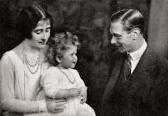 Snímek zachycuje vévodkyni a vévodu z Yorku s jejich dcerou princeznou Alžbětou po příjezdu z Austrálie v roce 1927.