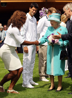 Tenistka Serena Williams při setkání s královnou na Wimbledonu v roce 2010 dodržela wimbledonský dresscode a byla oblečená celá v bílé barvě.