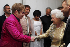 Elton John se s britskou královnou setkal v roce 2012 při příležitosti koncertu k jejímu diamantovému výročí, tedy výročí šedesáti let na britském trůně. Elton John zvolil pro něj typický třpytivý outfit v podobě růžového obleku.