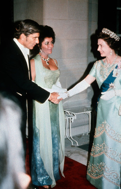 Herečka Elizabeth Taylor se s britskou královnou setkala v roce 1976 ve Washingtonu D.C. Na sobě měla modrozelenou róbu a výrazný náhrdelník.