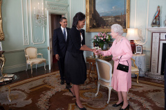 Barack a Michelle Obamovi se s královnou Alžbětou II. setkali v Buckinghamském paláci v roce 2009. Michelle oblékla elegantní černou sukni s bílým topem, černým cardiganem a perlami.