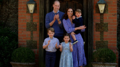 Princezna Kate a princ William s dětmi během první covidové vlny, když před domem tleskali všem záchranným složkám, které se podílely na boji proti koronaviru.