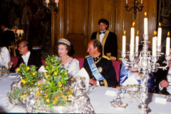 Konverzace při formálních večeřích jsou předem naplánované. Královna začíná mluvit s tím, kdo sedí po její pravici. Během druhého chodu se přesouvá ke konverzaci s hostem, který sedí nalevo.