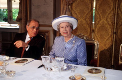 V Buckinghamském paláci se nesmí objevit česnek, protože ho královna skutečně nemá ráda. To samé platí o podávání brambor, těstovin a rýže k večeři.