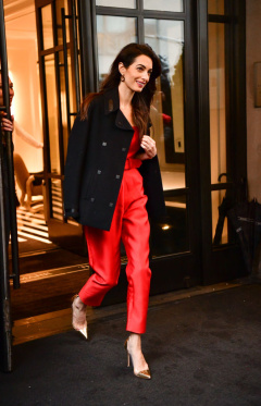 Na baby shower Meghan Markle v New Yorku v červeném overalu doplněném černým kabátkem