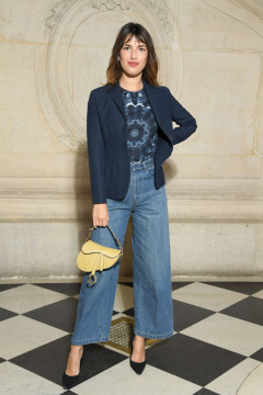 Jeanne v jejích oblíbených širokých džínách zkombinovaných s vzorovaným topem a modrým sakem na přehlídce Dior v Paříži