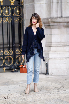 Na pařížském fashion weeku v kombinaci světlých džínů a tmavě modrého cardiganu s krajkou