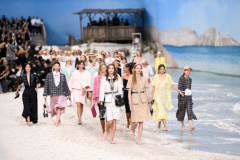 Paris Fashion Week, Spring/Summer 2019

A zapomenout nemůžeme ani na jednu z posledních přehlídek Karla Lagerfelda, během které se The Grand Palais proměnil v mořskou pláž. Nechyběl ani písek, po kterém se modelky procházely bez bot. 