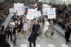 Ready-to-Wear, spring/summer 2015

To, že modelky občas vezmou do ruky protestní cedule, není ve světě módy nic nového. Karl Lagerfeld ale „protestní akci“ povýšil a poslal modelky na pomyslnou ulici Boulevard Chanel.