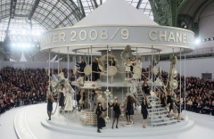 Ready-To-Wear, Fall/Winter 2008/09

Pouť Chanel! Hosté na přehlídce Chanel si museli připadat jako na luxusní pouti! Modelky totiž vévodily nádhernému kolotoči ozdobenému masivními perlami a ikonickými symboly propojených C. 