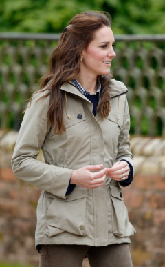 Květen 2017

Lehce zvlněné vlasy k vévodkyni Kate patří.