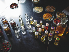 Pracovní stůl parfumářky – lihové extrakty z esenciálních olejů a další ingredience potřebné pro výrobu parfémů