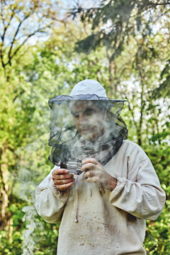 Včelař využívá reflexní reakce včel na požár