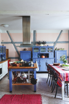 Kuchyni dominuje starý kredenc a přiznané dřevěné hrázdění