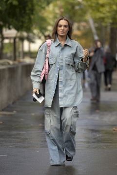 Pořád nevěříte, že se móda ze začátku milénia vážně vrací? Streetstyle nejen z Paříže je toho důkazem a u džínů aktuálně platí, že čím širší, tím lepší.