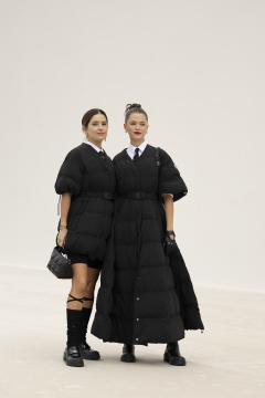Na přehlídku Dior dorazila i influencerka Valeria Lipovetsky (vpravo) a oblékla ikonický prošívaný kabát střížený do A.