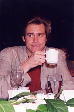 Jim Carrey v 90. letech

Jim Carrey začínal jako stand-up komik a jeho herecká kariéra se rozjela v polovině 90. let. Díky filmům jako Blbý a blbější, Ace Ventura: Zvířecí detektiv, Maska a mnoha dalším byl Carrey známý jako jeden z nejzábavnějších herců desetiletí.
