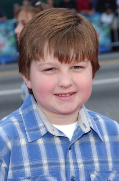 Angus T. Jones jako dítě

Roli Jakea v seriálu Dva a půl chlapa začal hrát Angus T. Jones, když mu bylo devět let. Vydržela mu něco málo přes dekádu.
