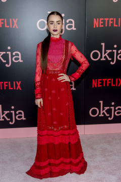 Karmínová róba Valentino dělala herečce společnost na premiéře filmu Okja.