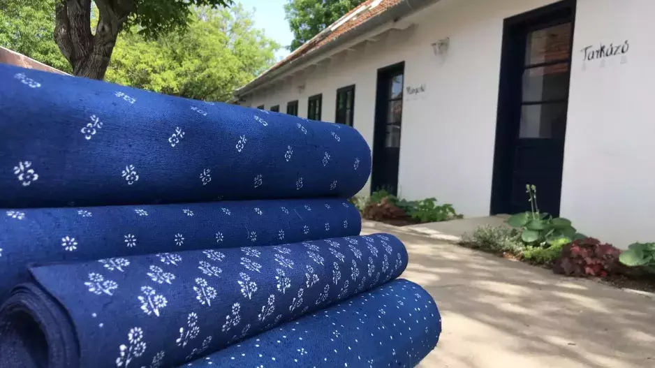 Poctivé řemeslo, které předčí moderní design: Modrotisk ožívá a vrací do módy krásu tradice