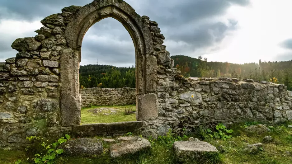 Chcete se bát? Dušičky lákají na dušičkové výlety po zajímavých hřbitovech a tajemných stezkách
