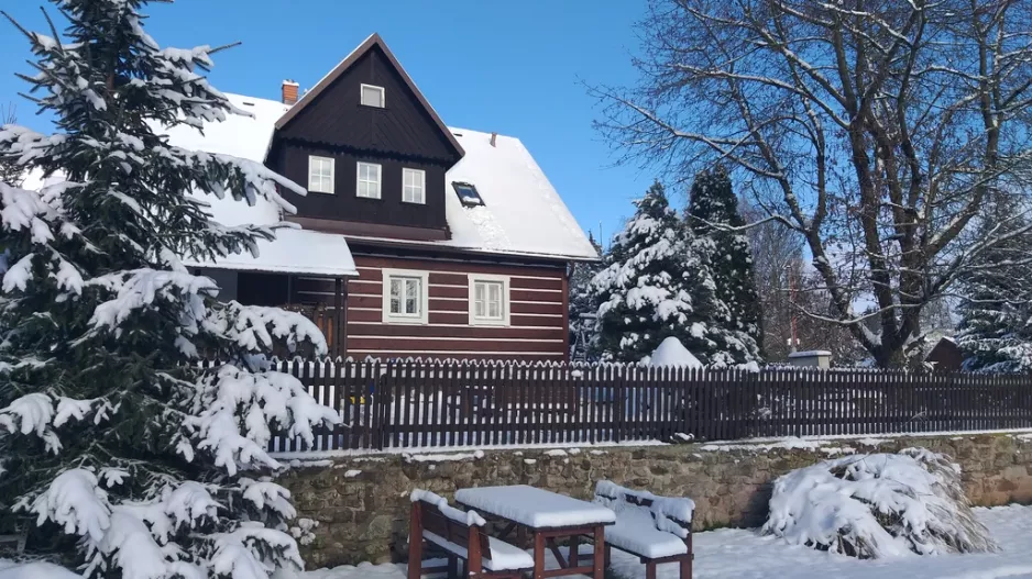 Chalupa nad Popelkou láká na ticho, zelené stráně a wellness, které má duši