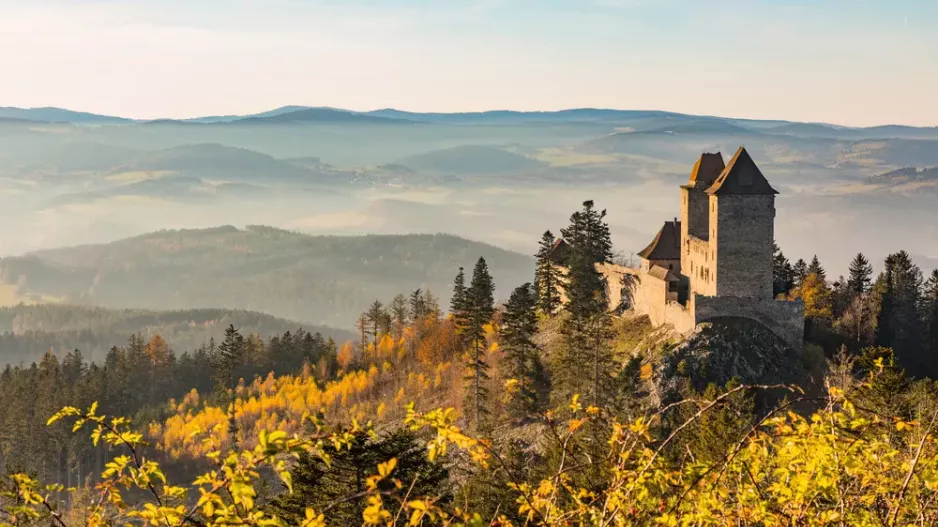 Kašperk získal novou tvář i díky tesaři Jaroslavu Kostelníkovi, který vypráví příběh ukrytý ve dřevě hradu
