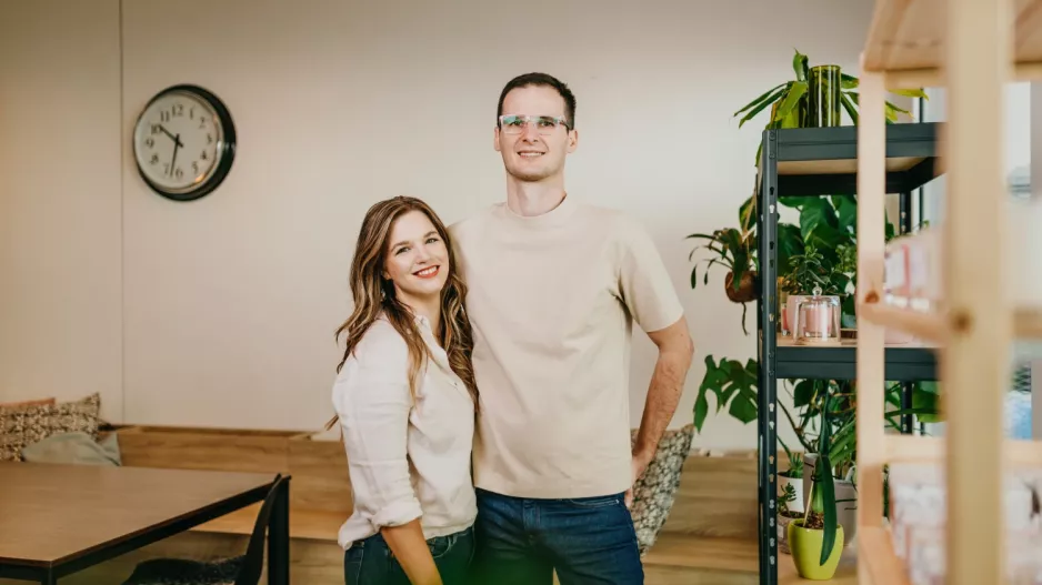 „Seděla jsem u svíčky a necítila nic. Tehdy jsme se rozhodli to změnit,“ říká zakladatelka rodinné značky SOJKA. Jak vznikají poctivé české svíčky?